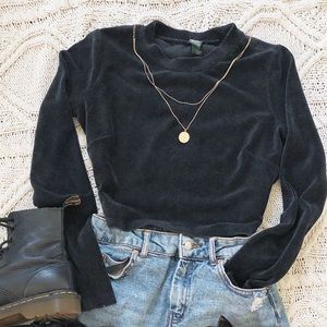 Black velvet long-sleeve